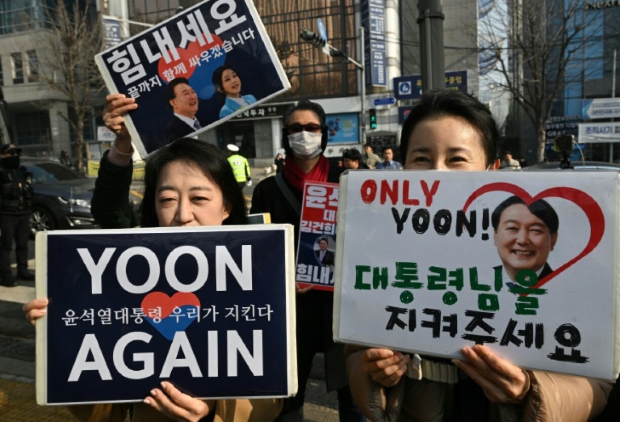 Des partisans de l'ex-président sud-coréen Yoon Suk Yeol manifestent devant le tribunal du district central de Séoul, le 16 janvier 2026