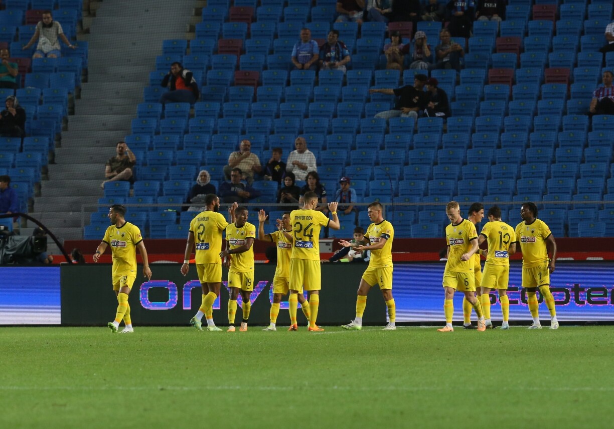 Les joueurs de l'AEK Athènes célèbrent un but lors d'un match amical contre Trabzonspor le 30 juillet.
