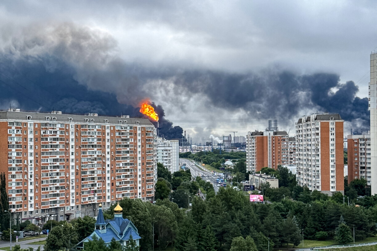 Schwaarzen Damp iwwer Moskau no ukrainescher Dronenattack ze gesinn