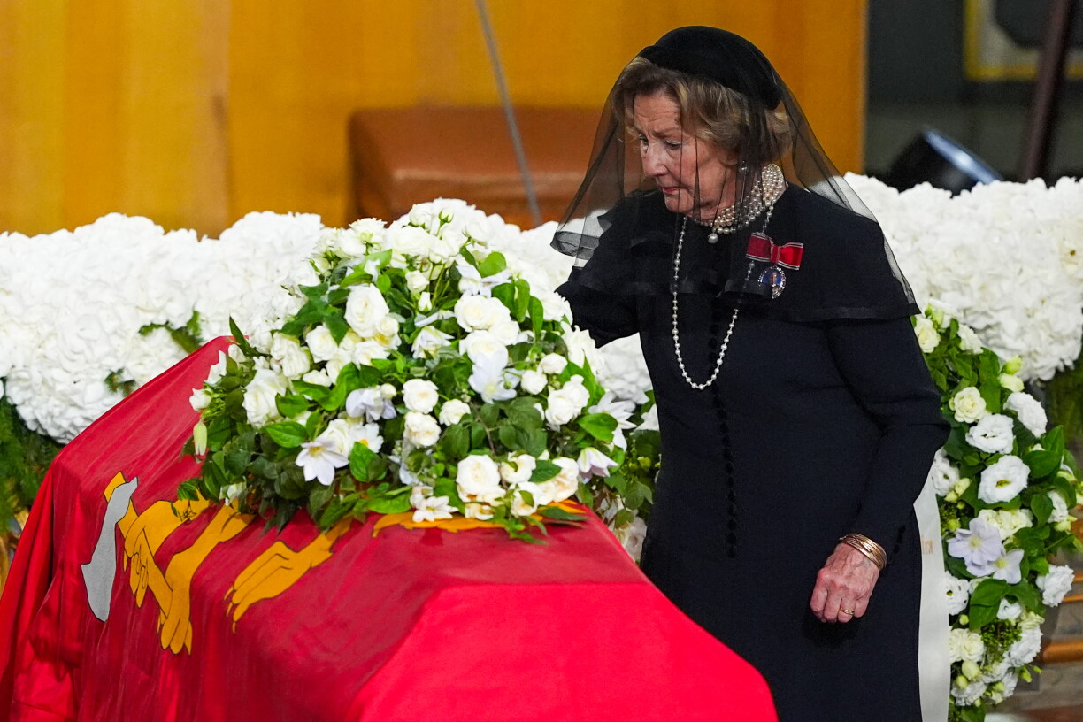 La reine Sonja de Norvège dépose une rose sur le cercueil de son défunt époux, le roi Harald V, lors de ses funérailles nationales à la cathédrale d'Oslo.