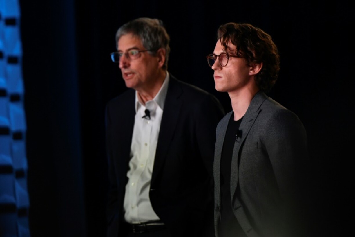 Tom Rothman (à gauche), président du studio de cinéma Sony Pictures et l'acteur Tom Holland à Las Vegas le 4 janvier 2022