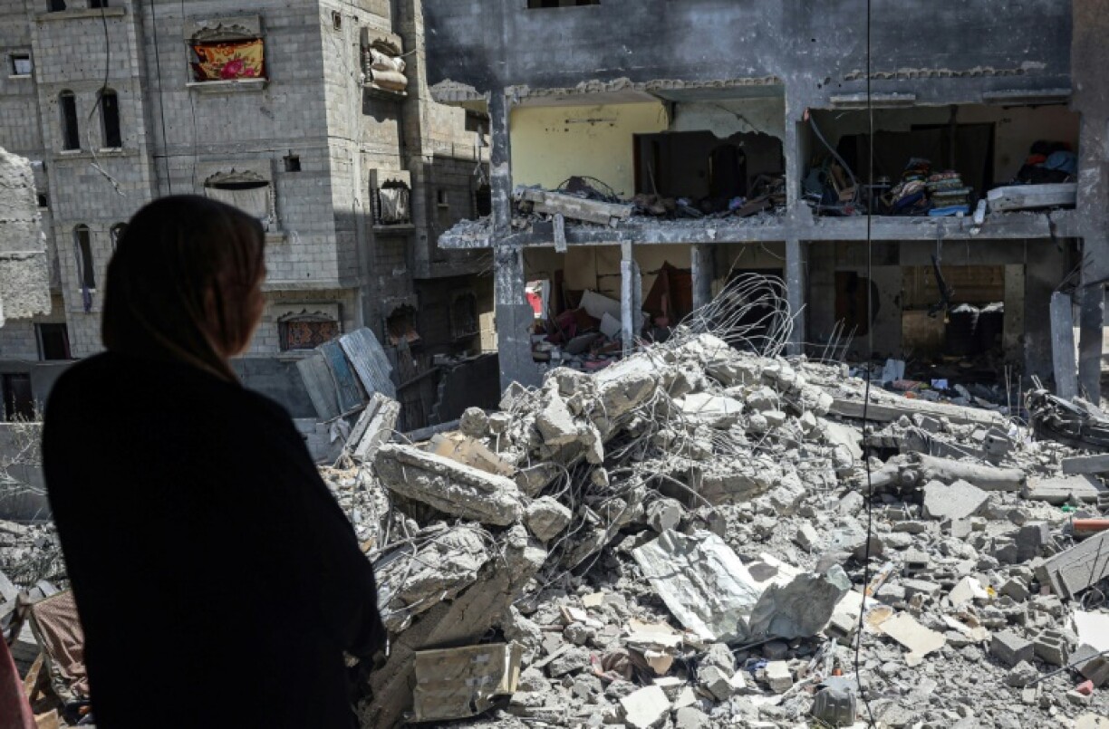 Une Palestinienne devant son appartement détruit du camp de Nousseirat, dans la bande de Gaza, le 15 juin 2024