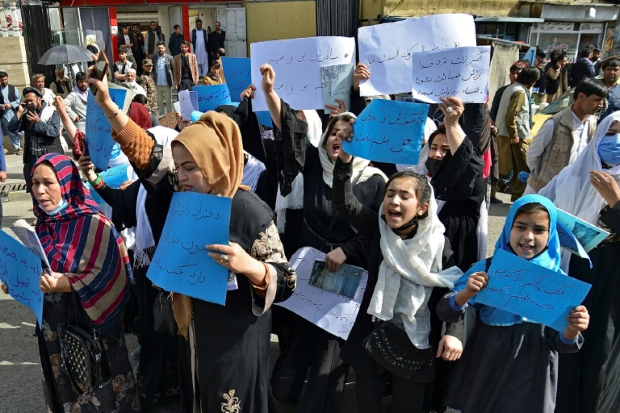 Des femmes et filles afghanes manifestent à Kaboul contre la décision prise par les talibans de fermer l'enseignement secondaire aux filles, le 26 mars 2022
