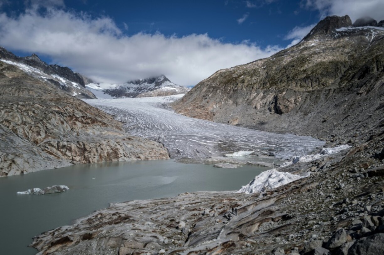 Each spring, experts of the Glacier Monitoring Switzerland group measure snow cover on several glaciers, including the Rhone
