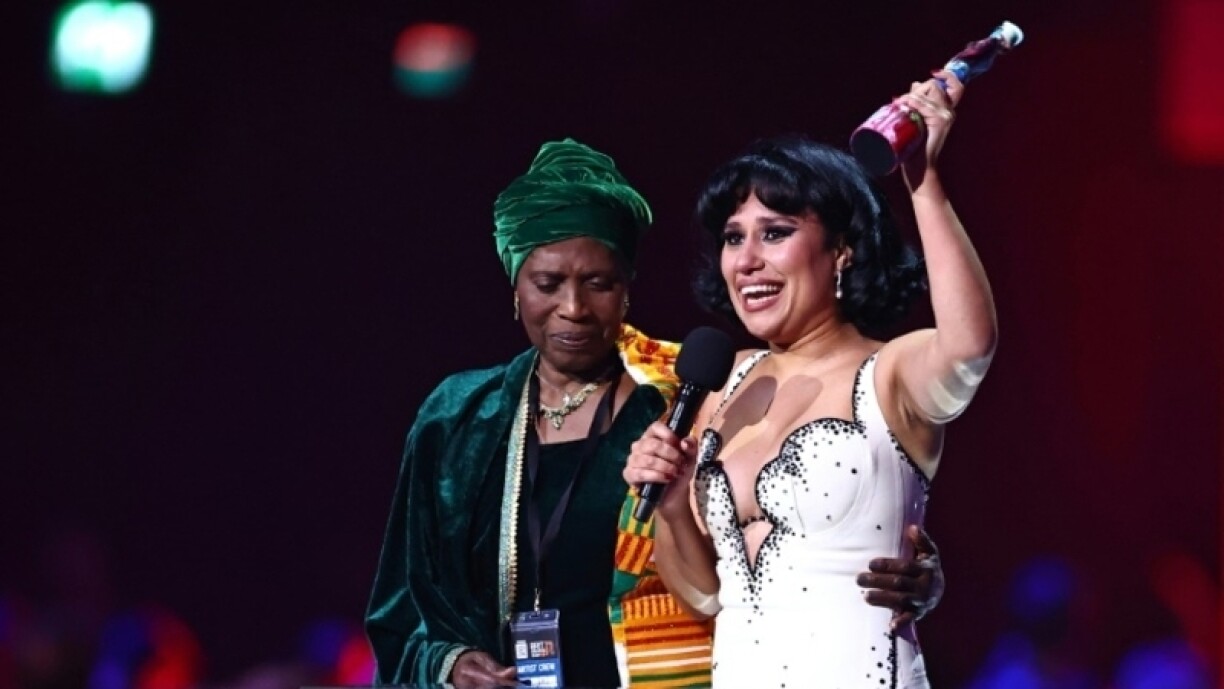 D'brittesch Sängerin Raye an hir Groussmamm.