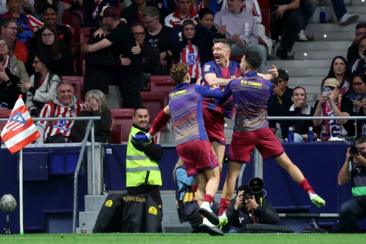 La joie de Robert Lewandowski (C) après son but victorieux contre l'Atlético Madrid (2-1), le 4 avril 2026 au stade Metropolitano de Madrid