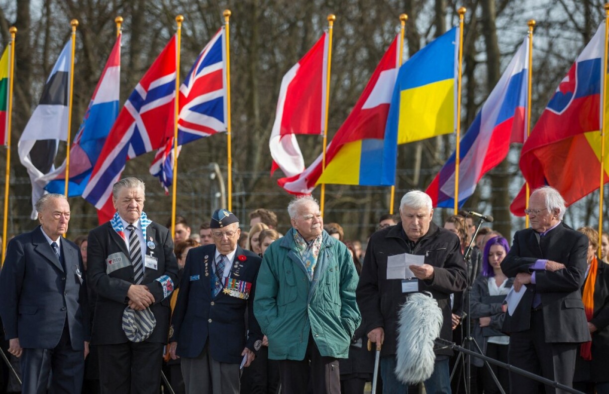 Boris Romantschenko (2e à droite) lors d'une commémoration devant un camp d'internement nazi en 2015.