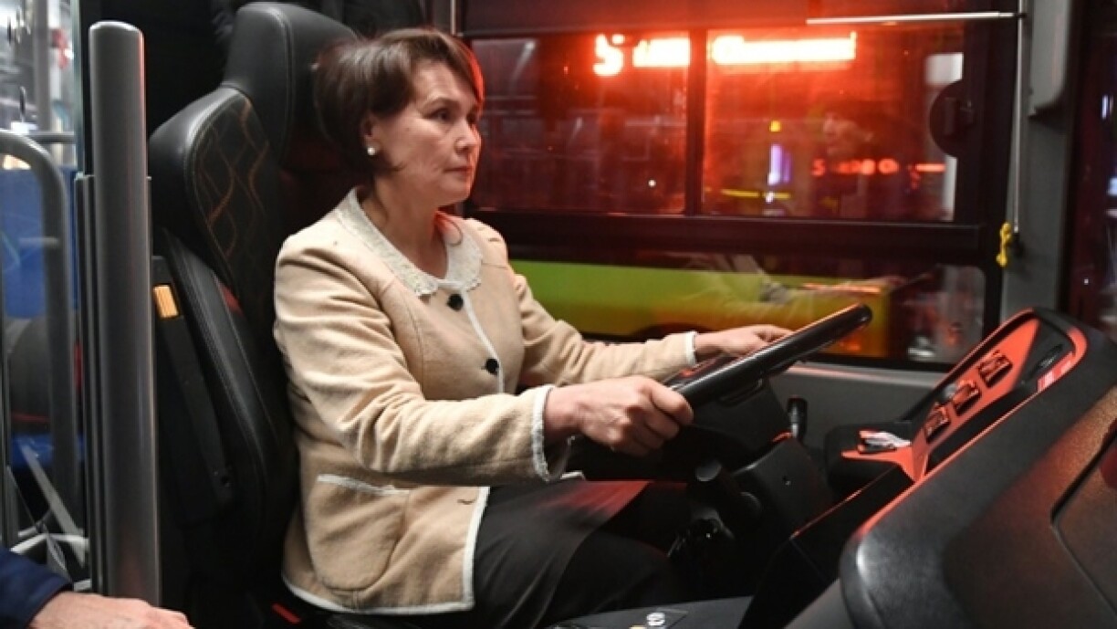 D'Saodat Shermatova fiert de Bus Nummer 51.