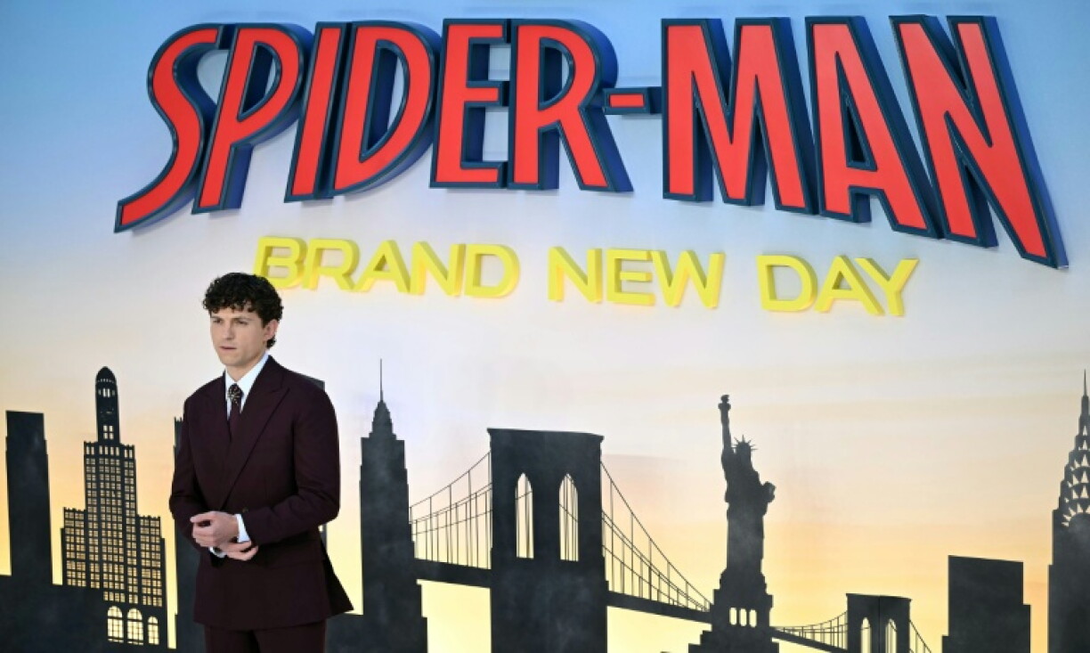 L'acteur britannique Tom Holland prend la pose sur le tapis rouge à son arrivée pour la première de "Spider-Man: Brand New Day" à Londres le 29 juillet 2026