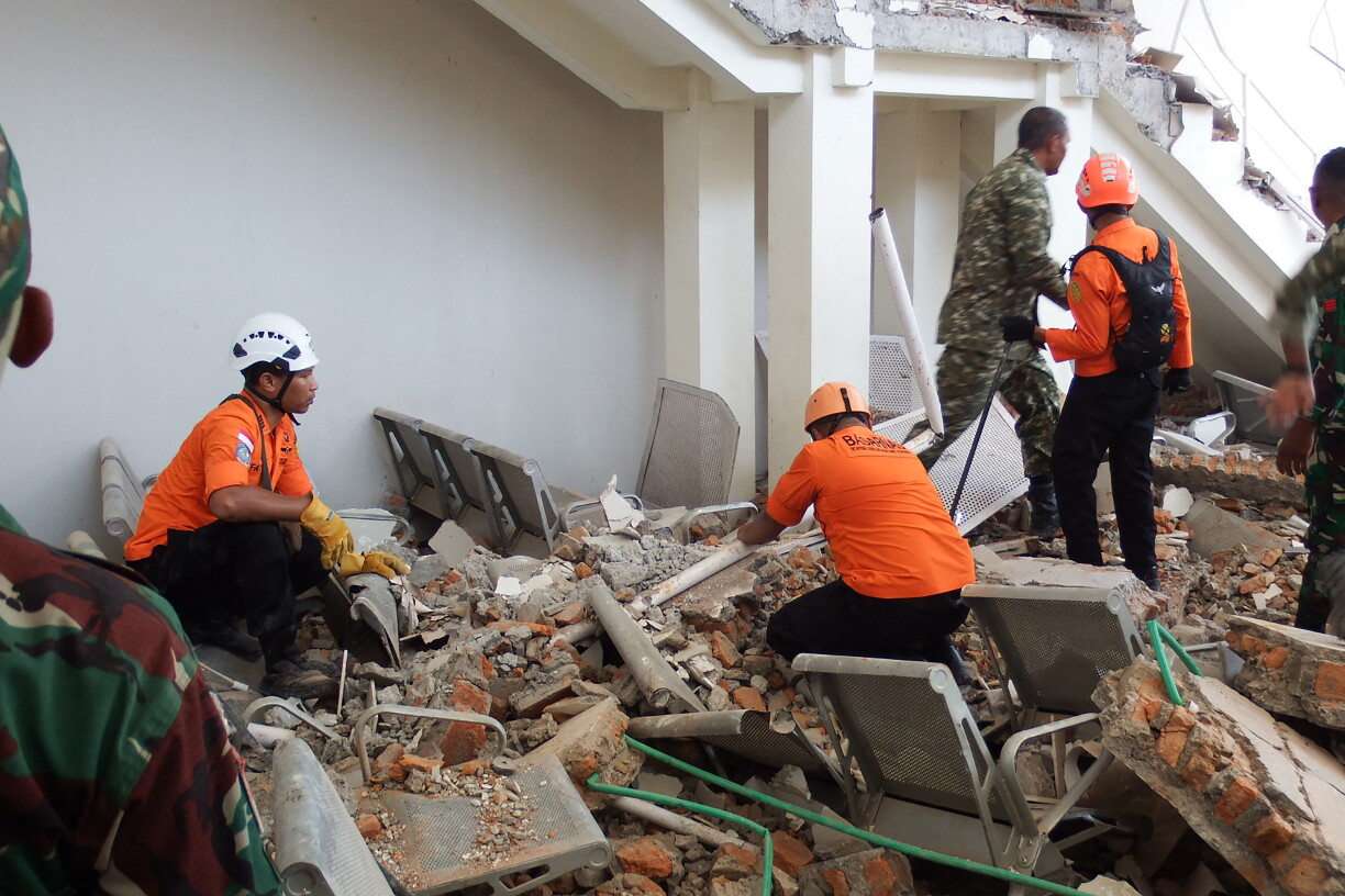 Secouriste siche weiderhin no Leit, déi ënnert dem Debris kéinte begruewe leien.