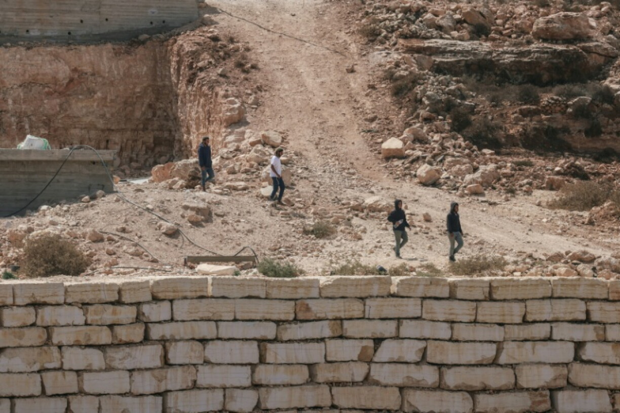 Dutzende israelische Siedler haben das palästinensische Dorf Kusra im besetzten Westjordanland angegriffen. Bewohner und die israelische Armee berichteten von Steinwürfen und gewaltsamen Zusammenstößen. Es soll auch Verletzte gegeben haben.