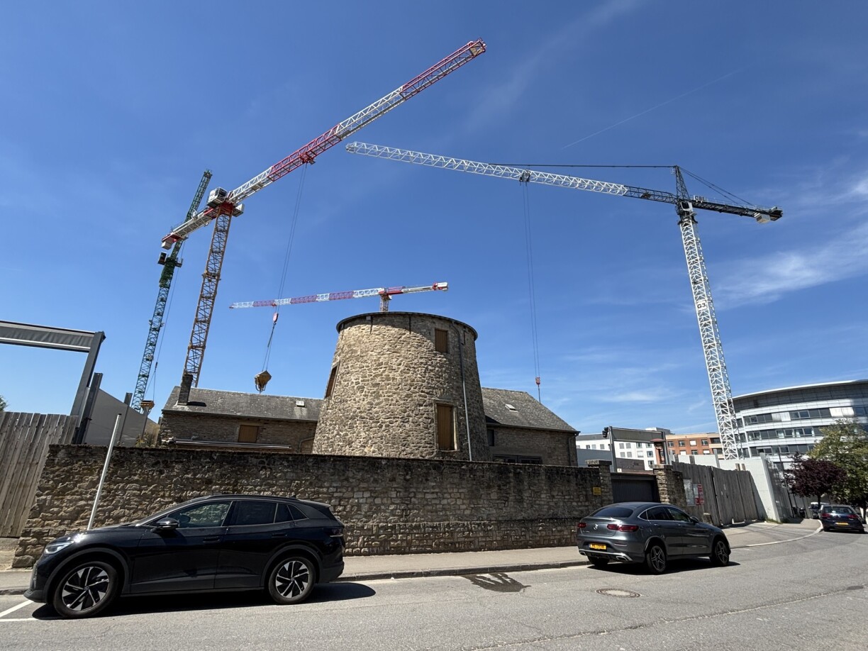 Cranes like a sword of Damocles? The old windmill in Belair on the grounds of the CHL.