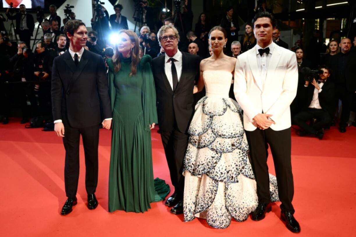 (de g à d) L'acteur américain Cory Michael Smith, l'actrice américaine Julianne Moore, le réalisateur américain Todd Haynes, l'actrice américano-israélienne Natalie Portman et l'acteur américain Charles Melton au festival de Cannes le 20 mai 2023
