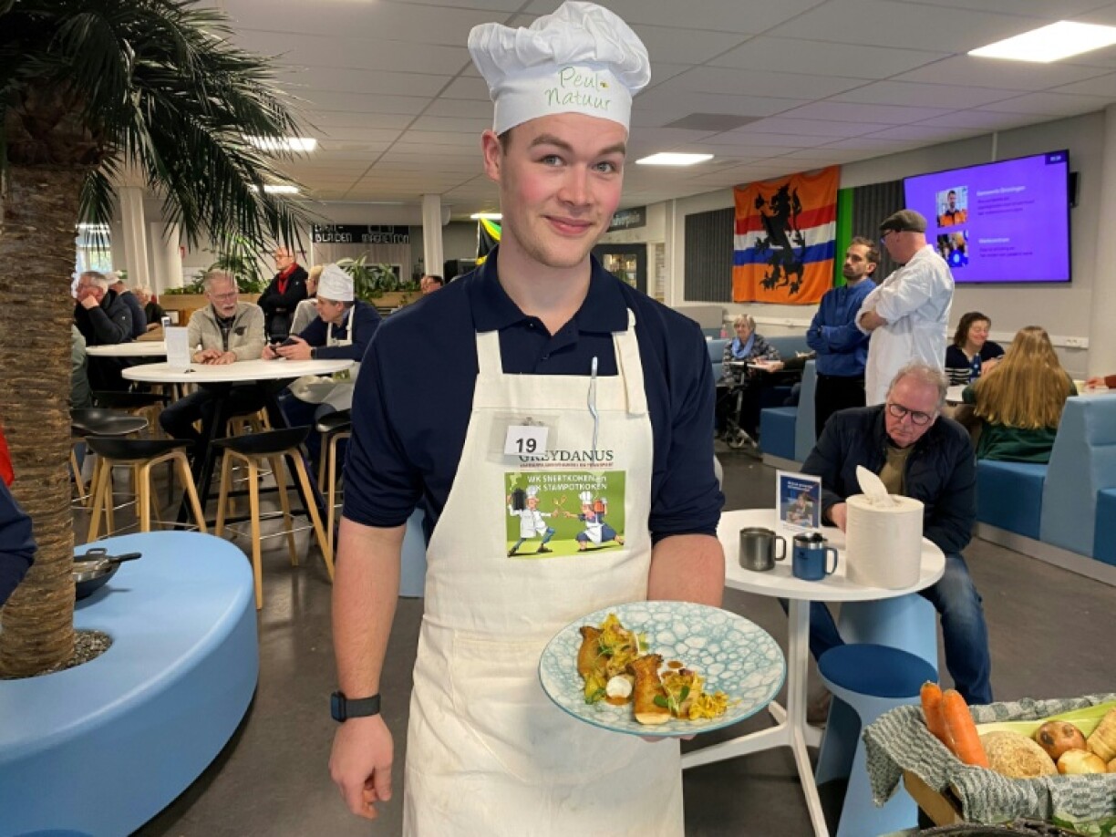 Le Néerlandais Robin van Laan pose lors du championnat du monde de snert, une soupe traditionnelle aux pois cassés, et de stamppot, une épaisse purée de légumes, organisé à Groningue, aux Pays-Bas, le 18 février 2026