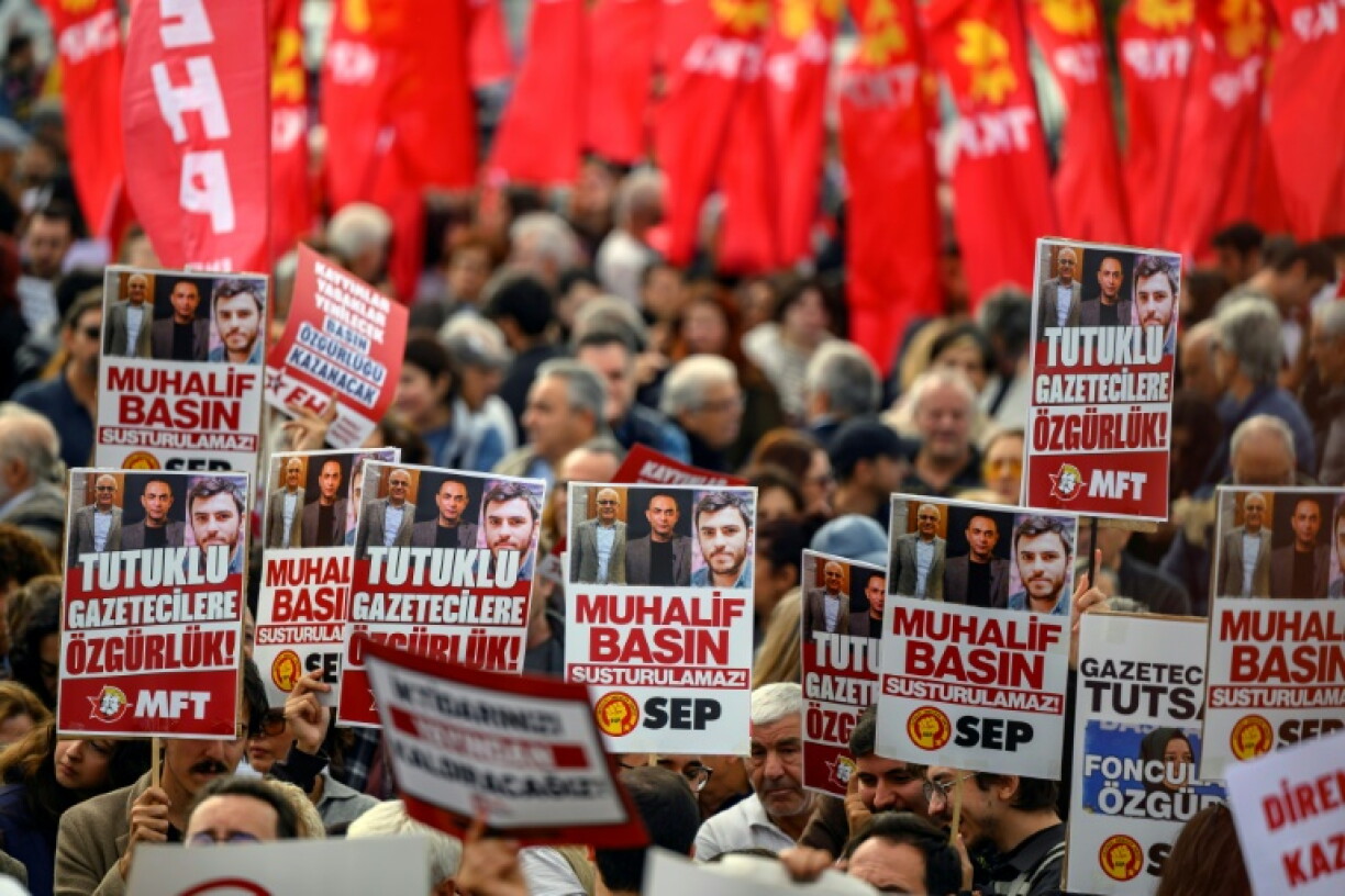 Des portraits de journalistes brandis lors d'une manifestation pour dénoncer la pression constante du pouvoir du président turc Recep Tayyip Erdogan sur la presse, le 24 octobre 2026 à Istanbul