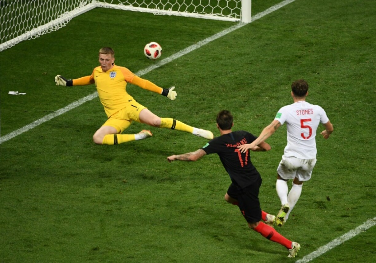 L'attaquant croate Mario Mandzukic marque le but de la victoire en prolongation, 2-1 face à l'Angleterre, lors de leur demi-finale de la Coupe du monde, le 11 juillet 2018 à Moscou