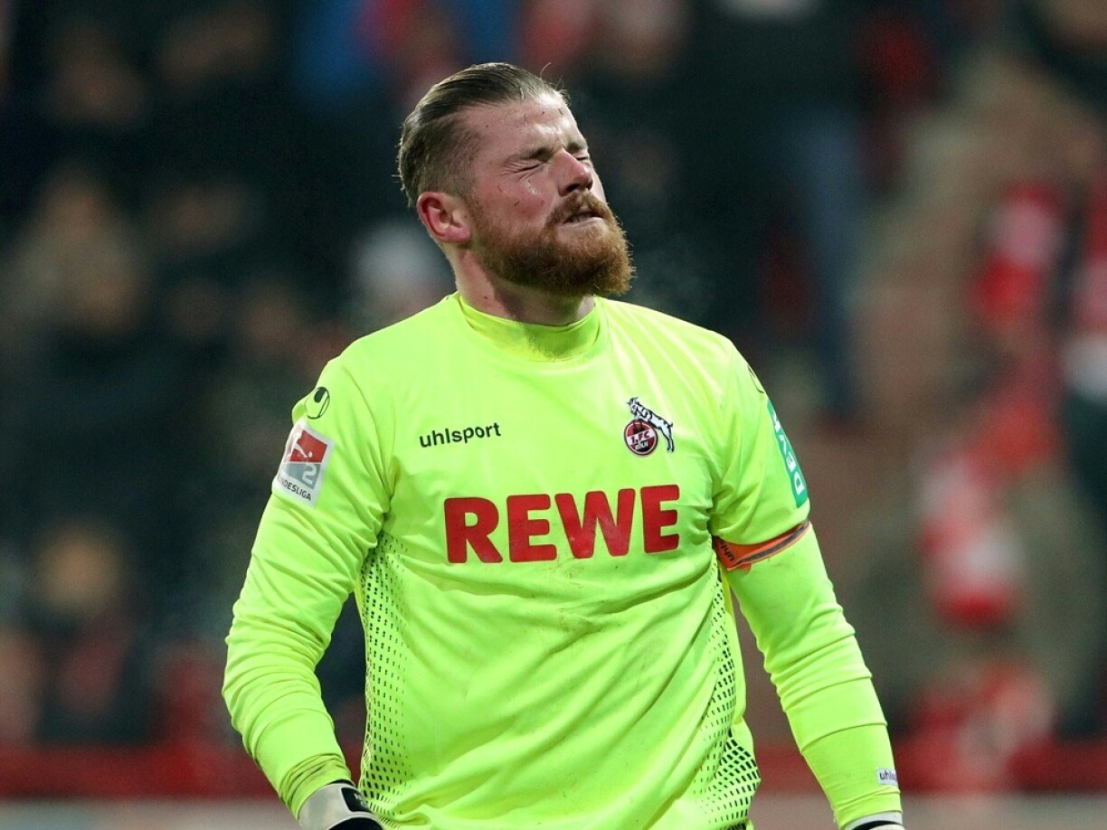 Zitt ee laangt Gesiicht no der Blamage an der däitscher Coupe: den Timo Horn, Kipper vum 1.FC Köln.