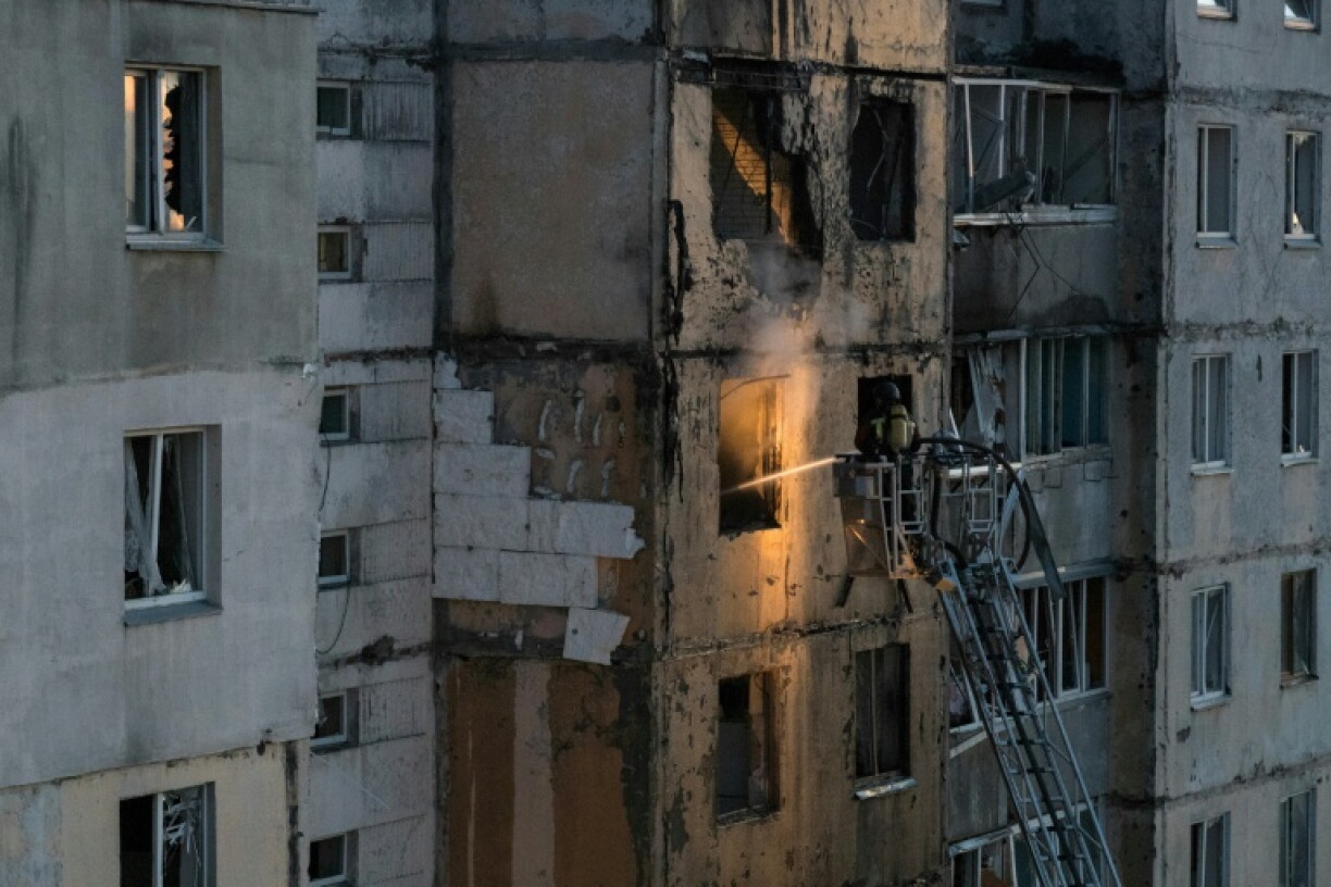 Des secouristes sur le site d'un immeuble résidentiel endommagé par une frappe russe à Kiev, le 3 septembre 2026 en Ukraine
