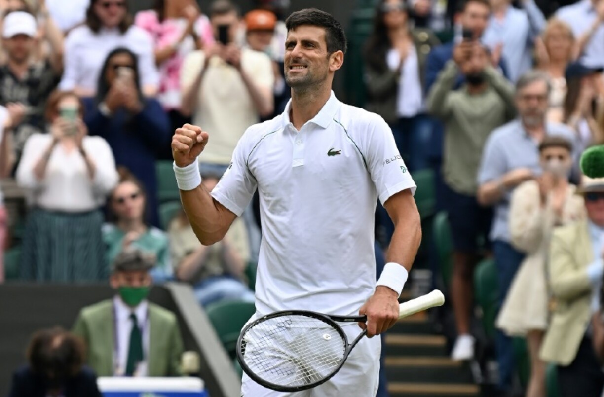 La joie du Serbe Novak Djokovic, après sa victoire en 3 sets face au Hongrois Marton Fucsovics, en quart de finale du tournoi de Wimbledon, le 7 juillet 2021 à Londres