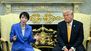 Le président américain Donald Trump et la Première ministre japonaise Sanae Takaichi dans le Bureau ovale à la Maison Blanche, le 19 mars 2026 à Washington