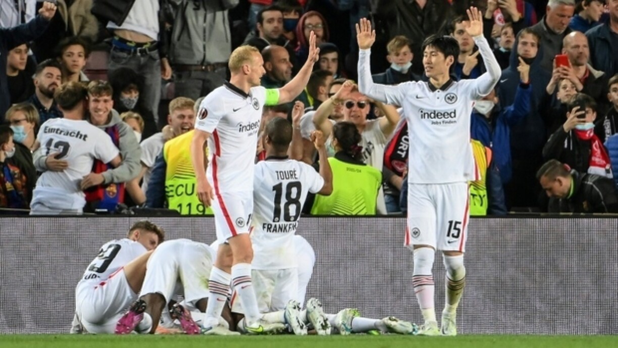 La joie des joueurs de l'Eintracht Francfort surprenants vainqueurs du Barça au Camp Nou, le 14 avril 2022