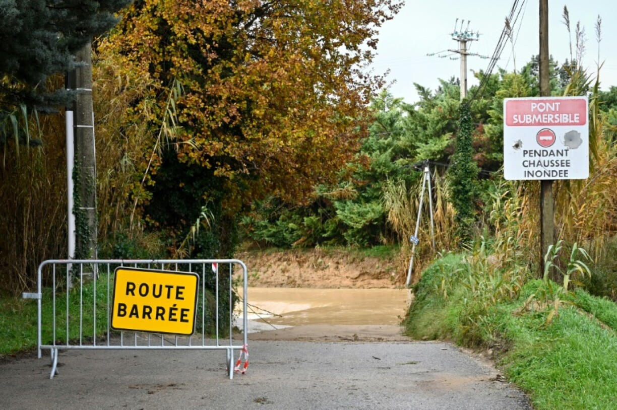Une route barrée après des pluies torrentielles le 2 décembre 2019 à Pertuis dans le sud de la France