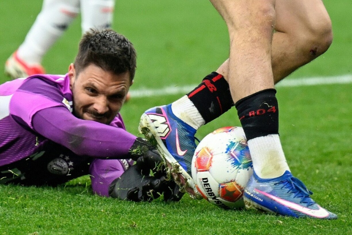 Le gardien du Bayern Sven Ulreich dispute un ballon dans les pieds d'un attaquant de Leverkusen, samedi en Bundesliga à la BayArena de Leverkusen.