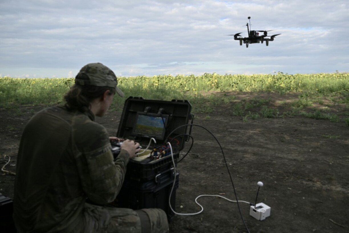 Le droniste Roubik, de la compagnie de reconnaissance du 3e corps d'armée ukrainien, contrôle un drone FPV lors d'un vol d'entraînement dans l'est de l'Ukraine, le 12 août 2025.
