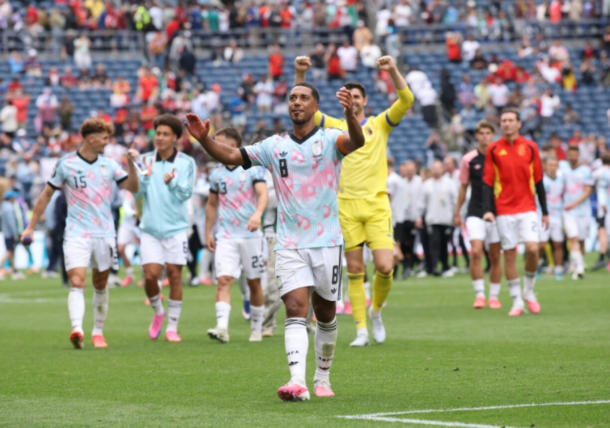 Le Belge Youri Tielemans (N8), auteur d'un doublé contre le Sénégal salue ses supporteurs après la qualification des Belges pour les 8e de finale du Mondial, mercredi à Seattle