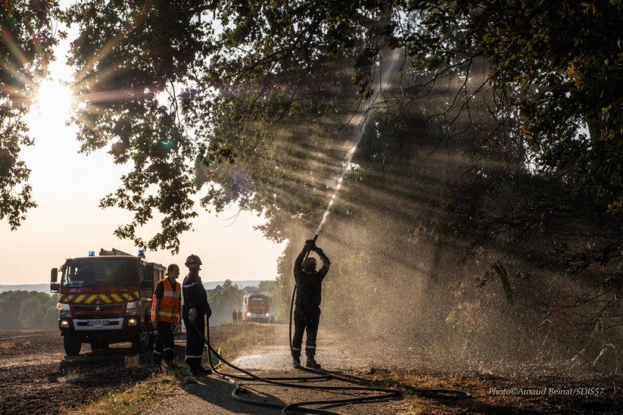 Les pompiers, ici à Metz, en train d'éteindre un incendie qui menaçait des habitations.
