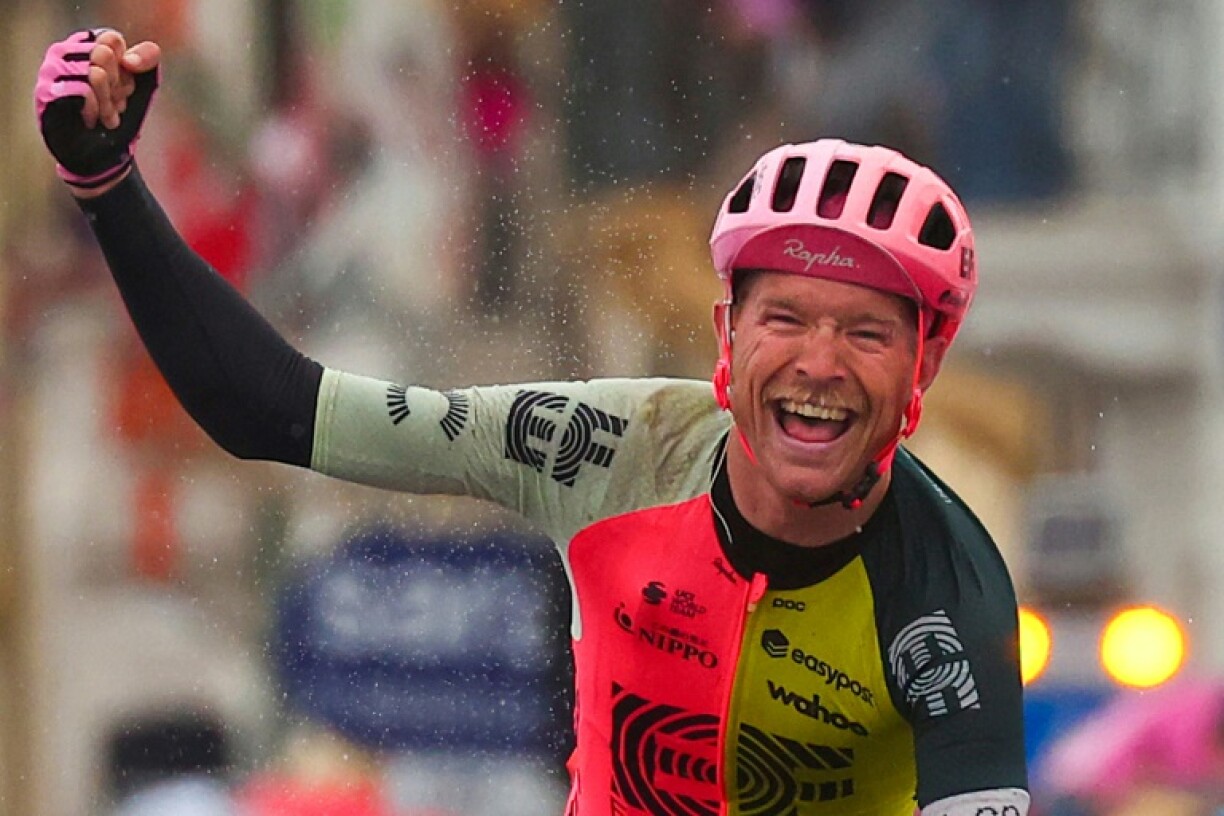 Le Danois de l'équipe EF Education-EasyPost's Magnus Cort Nielson célèbre sa victoire sous la pluie dans la 10e étape du Giro, entre Scandiano et Viareggio, mardi 16 mai 2023.