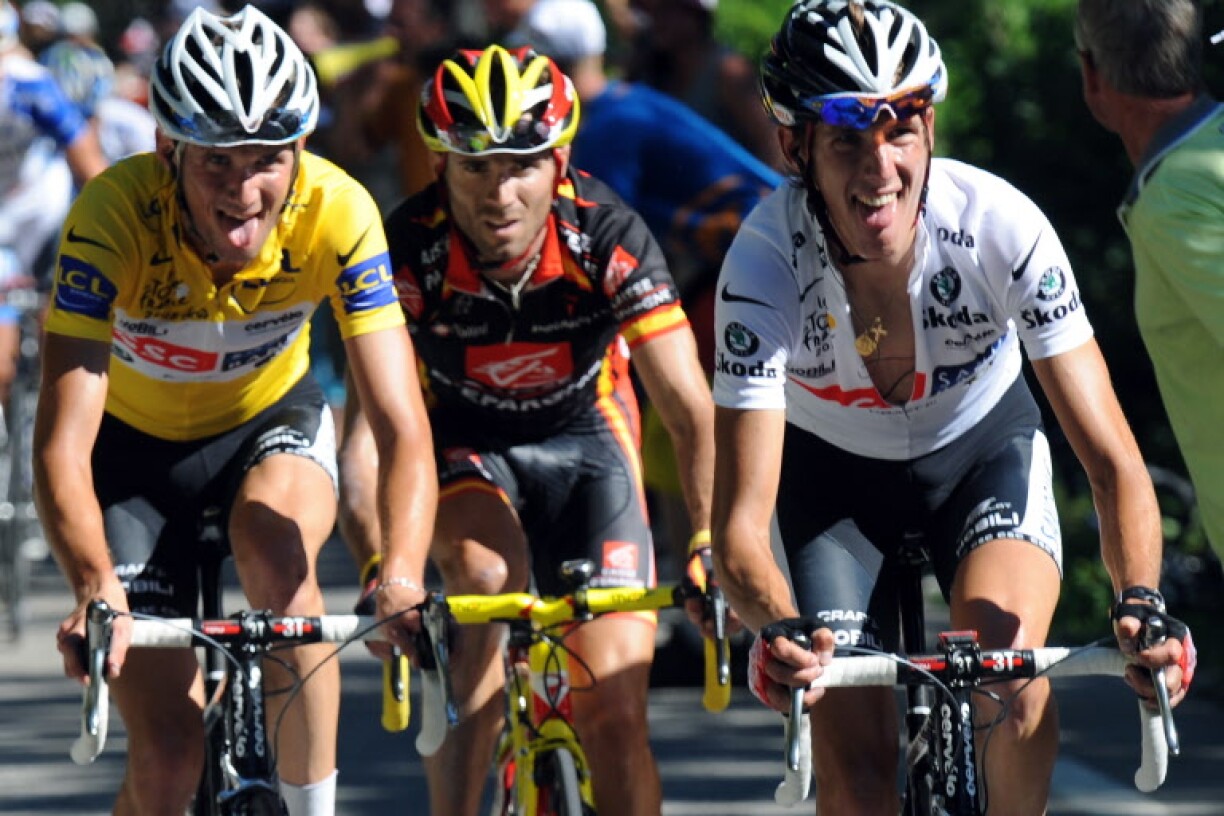 De Frank Schleck ass beim Tour de France 2008 am Maillot Jaune gefuer, den Andy Schleck am wäisse Maillot vum beschte Jonken.