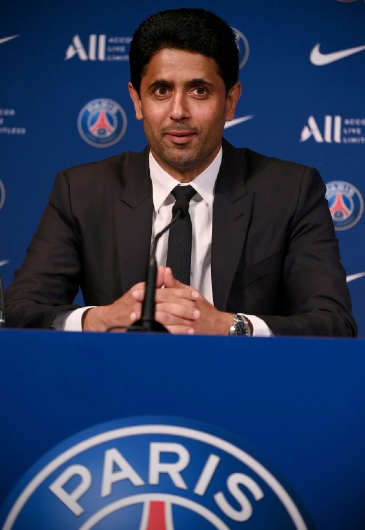 Le président du PSG Nasser Al-Khelaïfi devant les reporters au Parc des Princes, le 23 mai 2022