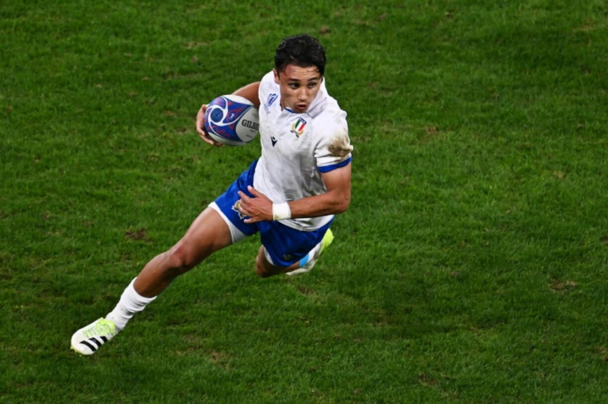L'ailier de l'Italie Ange Capuozzo avec la balle lors de la défaite contre la Nouvelle-Zélande 96-17 pour la Coupe du monde de rugby à Décines-Charpieu, près de Lyon, France, le 29 septembre 2023