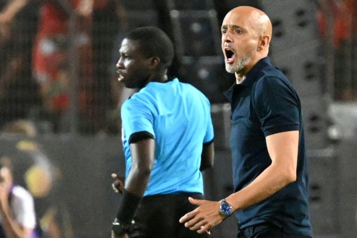 Mamelodi Sundowns coach Miguel Cardoso gives instructions