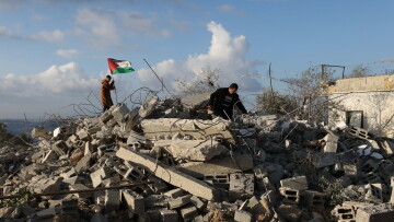 Vue des décombres de la maison d'un Palestinien tué par les forces israéliennes en juillet, démolie à Naplouse, en Cisjordanie, le 24 décembre 2025. Selon les informations disponibles, les forces israéliennes ont détruit la maison de Malik Ismail Salim lors d'un raid dans la région. Salim et un autre Palestinien ont été tués par les forces israéliennes le 10 juillet dans la colonie de Gush Etzion, construite sur des terres palestiniennes expropriées au sud de Bethléem. Les autorités israéliennes affirment qu'il s'agissait d'une attaque à l'arme blanche et armée.