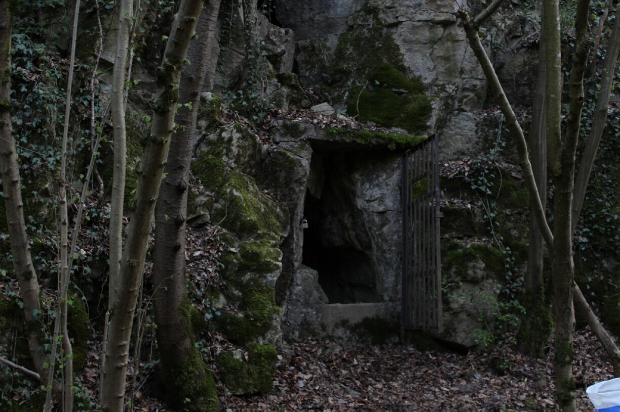 L'entrée de la grotte est habituellement fermée à clé, pour éviter aux petits malins d'aller jouer les casse-cou. Seuls les clubs locaux et frontaliers peuvent y pénétrer.