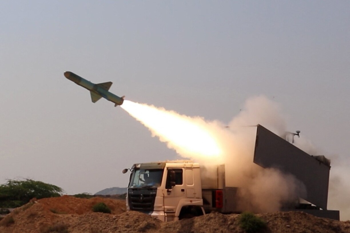 Photo diffusée par les Gardiens de la Révolutions iraniens et montrant une roquette tirée lors d'un exercice militaire près du détroit d'Ormuz.