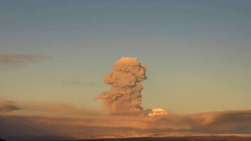 Un immense panache de cendres se dégage du volcan Chiveloutch, sur la péninsule russe du Kamtchatka, le 28 janvier 2026