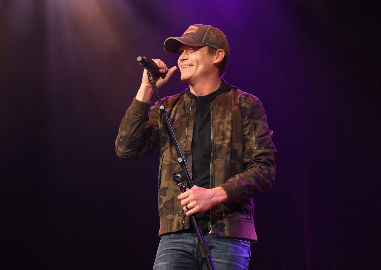 De Frontmann vu 3 Doors Down bei engem Optrëtt 2019