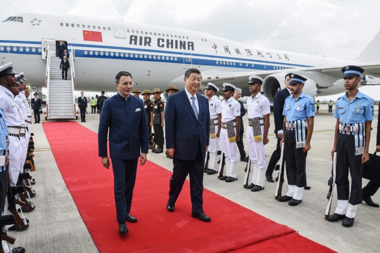 Photographie prise et diffusée le 12 septembre 2026 par le Bureau d'information de presse indien (PIB) du président chinois Xi Jinping (D) à son arrivée à New Delhi, où se tient le sommet des BRICS