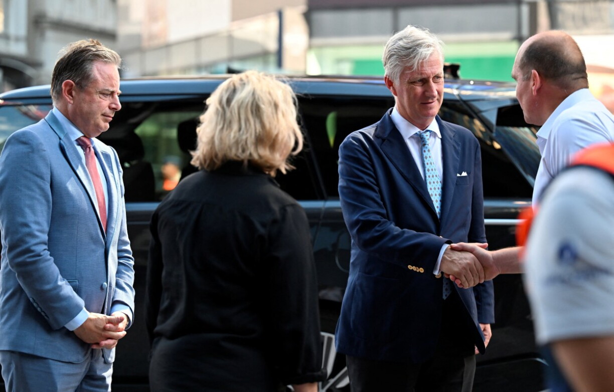 De belsche Kinnek Philippe (r.) an de Premier Bart de Wever (l.) schwätze mat de Secouristen op der Plaz vum Ongléck.