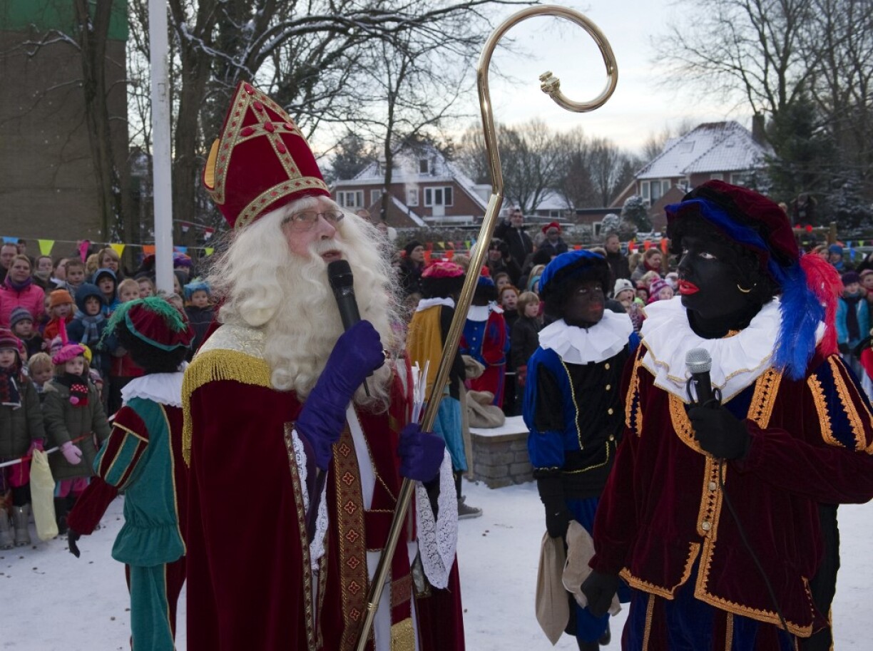 Zwarte Piet (la version néerlandaise du Père Fouettard) en compagnie de Saint-Nicolas.