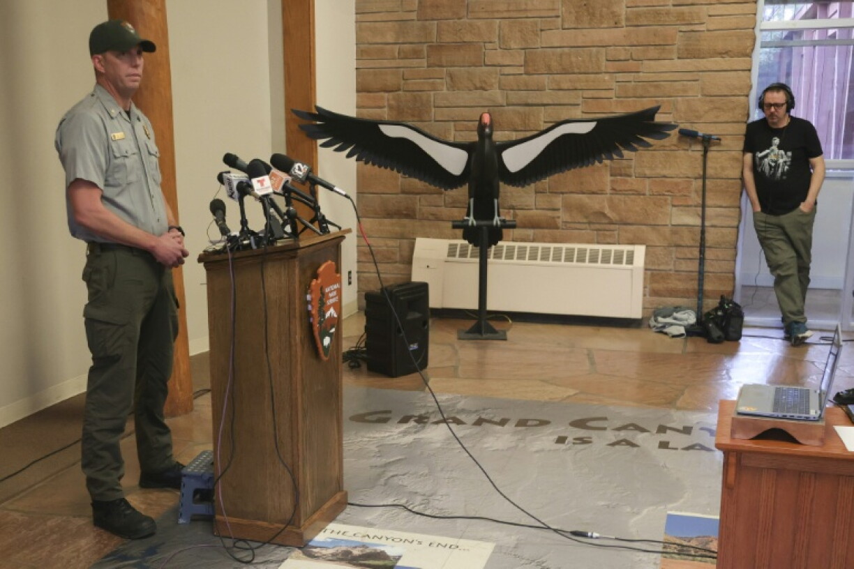 Le chef des opérations de secours, Dave Black, donne une conférence de presse au quartier général du parc national du Grand Canyon, en Arizona, le 31 août 2026