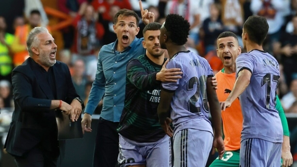 L'attaquant brésilien du Real Madrid, Vinicius Junior, quitte le terrain après son exclusion en fin de match le 21 mai 2023 à Valence, où il a été victime d'insultes racistes