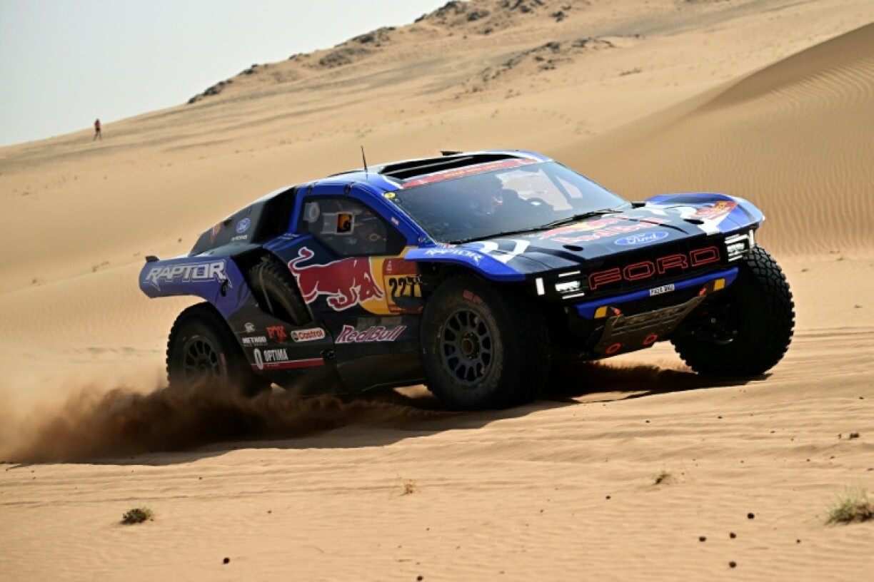La Ford Racing du pilote espagnol Nani Roma et de son compatriote Alex Haro, lors de la septième étape du rallye Dakar-2026 entre la capîtale de l'Arabie saoudite Ryad et Wadi ad-Dawasir, le 11 janvier 2026.