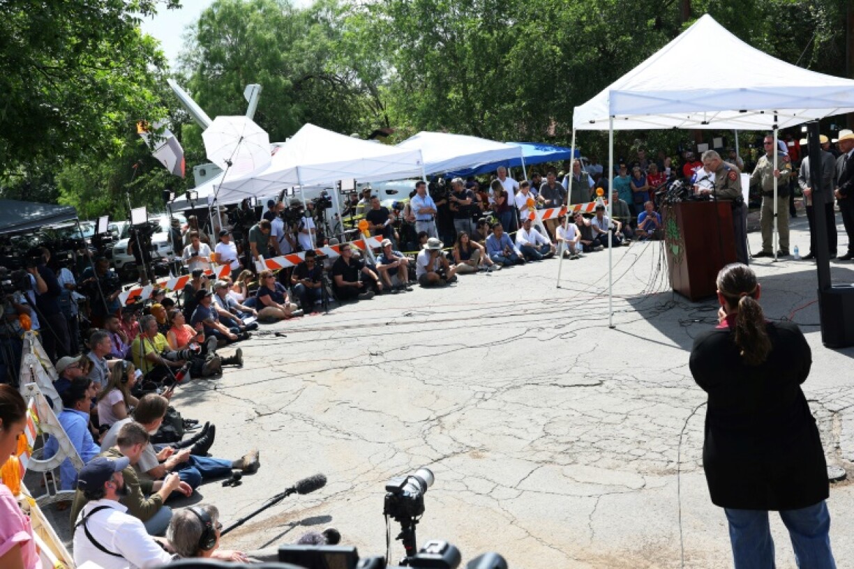 Conférence de presse de la police à Uvalde après la tuerie dans une école primaire, au Texas, le 27 mai 2022