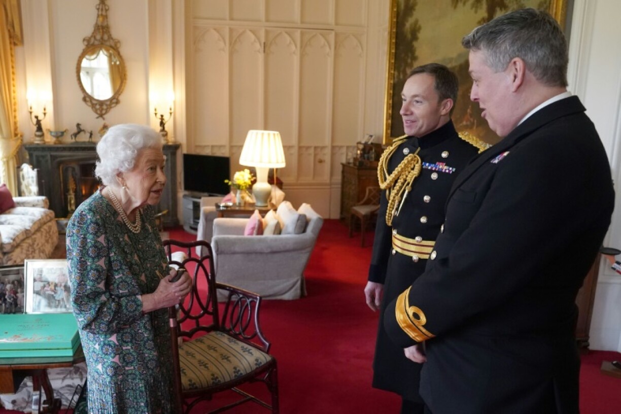La reine Elizabeth II reçoit le Major General Eldon Millar (c), chargé d'effectuer la liaison entre la reine et les forces armées, et son prédécesseur le Rear Admiral James Macleod (d), le 16 février 2022 au château de Windsor.