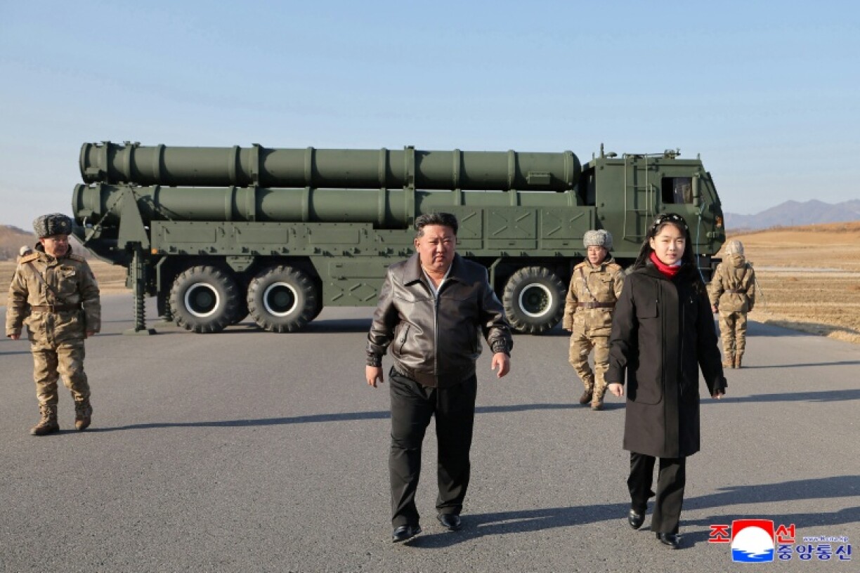 Le dirigeant nord-coréen Kim Jong Un et sa fille Kim Ju Ae inspectent une unité de lancement de missiles, le 27 janvier 2026