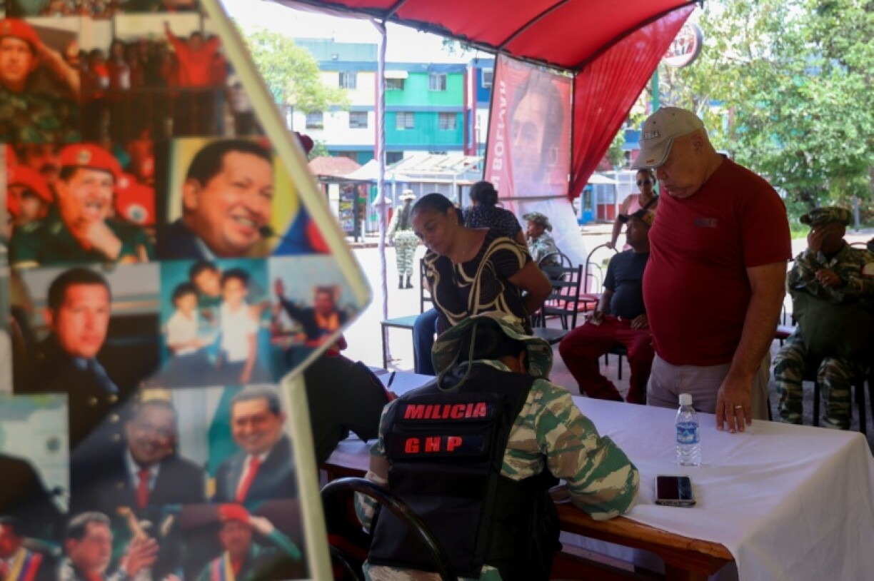 Des gens s'inscrivent pour rejoindre les forces militaires lors d'une campagne nationale d'enrôlement lancée par le président Nicolas Maduro, le 23 août 2025 à Caracas